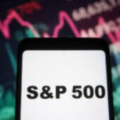 S&P 500, по прогнозам, вырастет более чем на 8% к концу 2025 года на фоне снижения ставок и политики Трампа: опрос Reuters