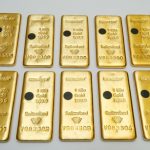 Золото подешевело, но его все равно активно скупают