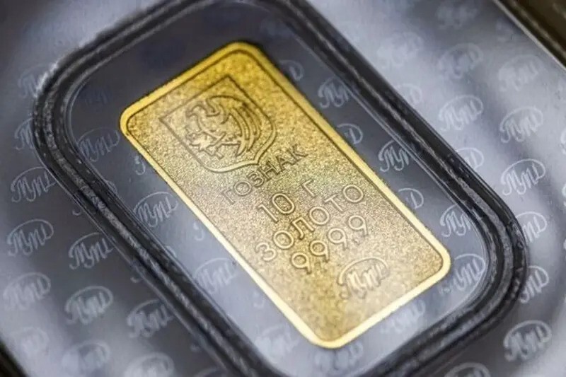 Цены на золото снижаются из-за ослабления ожиданий снижения ставки