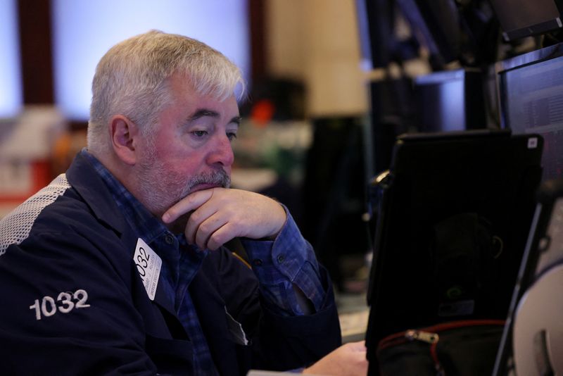 Потребительские расходы под угрозой из-за инфляции и снижения зарплат