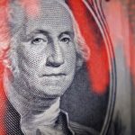 Доллар рискует упасть на 40%, как это было в 2000-х, предупредили в RBC