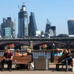 Британские покупатели сдерживают траты перед Черной пятницей