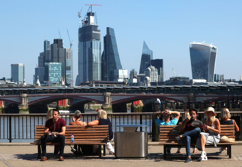 Британские покупатели сдерживают траты перед Черной пятницей