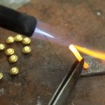 Золото дешевеет: инвесторы оценивают шансы на снижение ставки ФРС до конца года