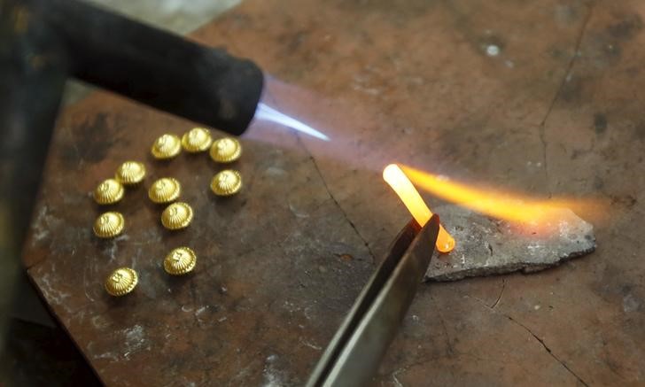 Золото дешевеет: инвесторы оценивают шансы на снижение ставки ФРС до конца года