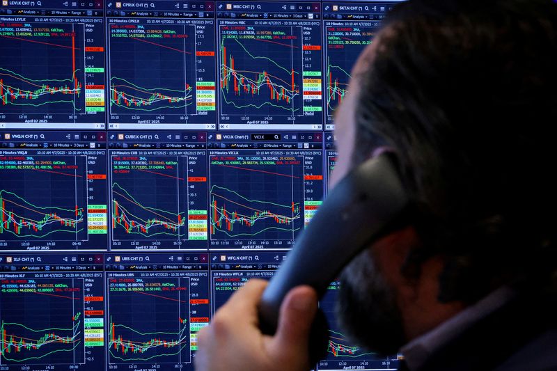 Фьючерсы снижаются после распродажи; Applied Materials отчиталась