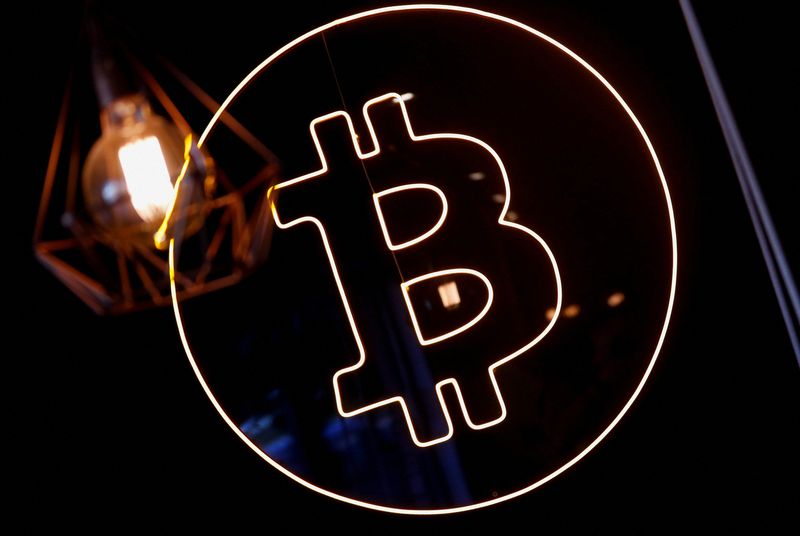Bitcoin: рост до  000 после падения; отток из ETF