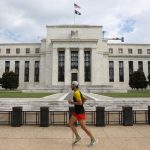 Трейдеры надеются на снижение ставки ФРС, хотя вероятность этого падает