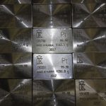 Платина взлетела до рекордного уровня выше $2300