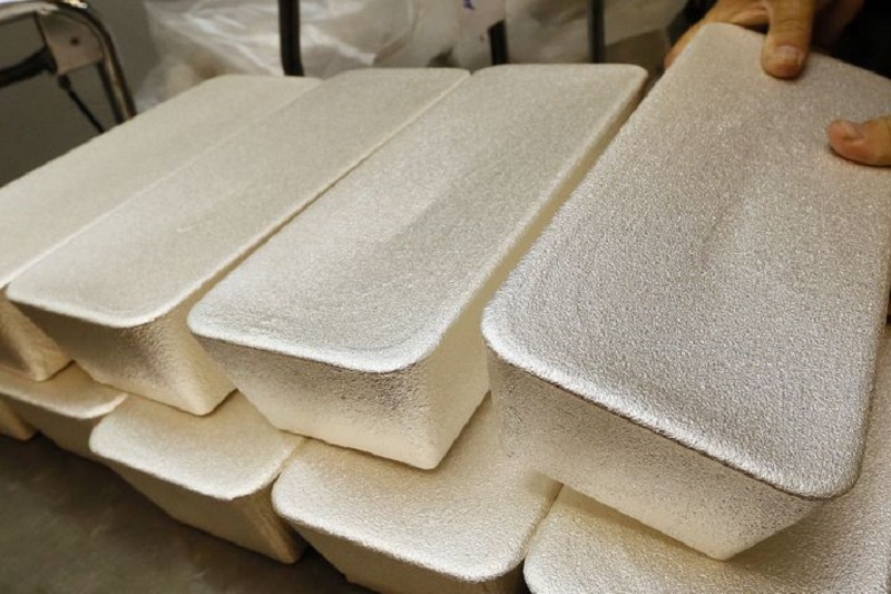 Серебро восстанавливается после рекордного за 5 лет обвала