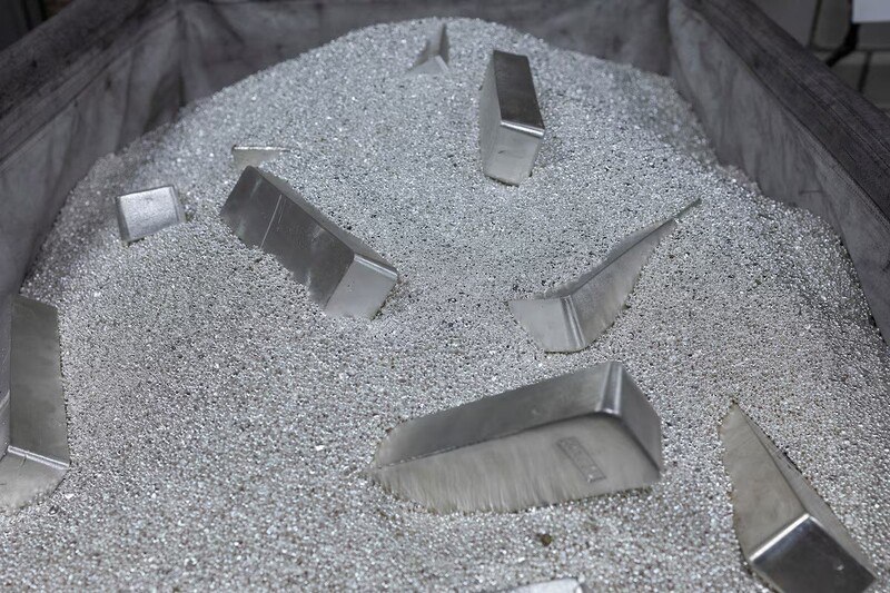 Китай назвал компании, которые могут продавать серебро и редкие металлы за границу