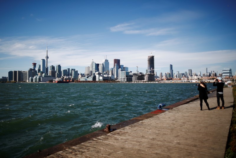 Экономика Канады замедлилась в октябре, ВВП сократился на 0,3%