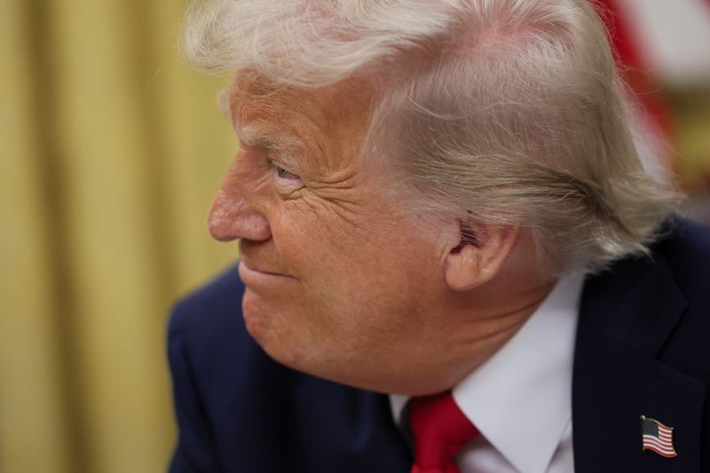 Трамп пообещал «масштабный ответ», если Европа сбросит активы США