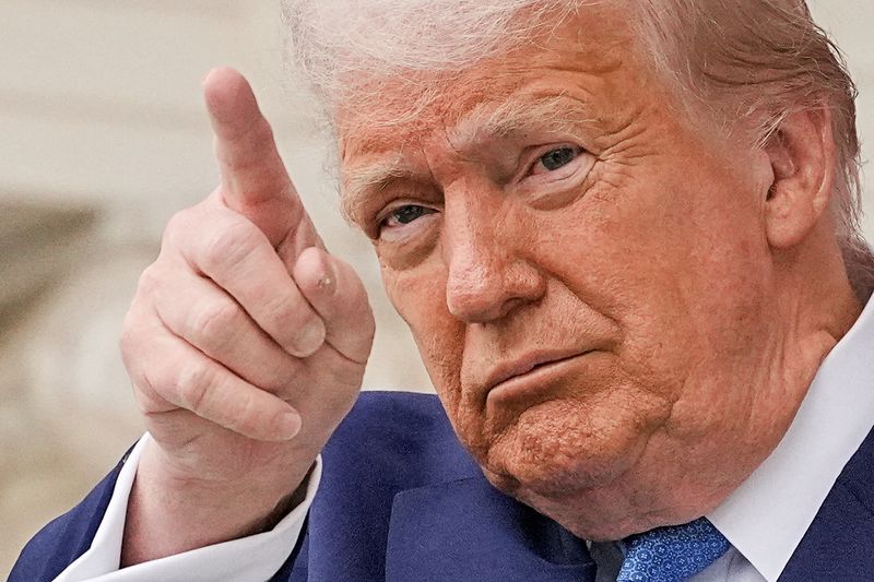 Трамп откладывает решение о главе ФРС во время визита в Давос