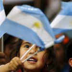 Минфин Аргентины продает доллары для сдерживания падения песо