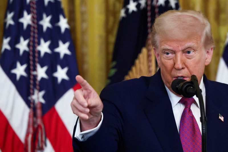 Трамп подписал указ о тарифах на страны, поставляющие нефть Кубе