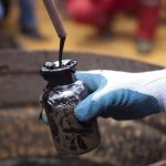 Россия резко сократила бурение скважин, добыча нефти под угрозой — Bloomberg