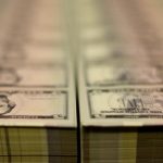 Нефтяной шок сменился валютным: сильный доллар ломает прогнозы на 2026 год