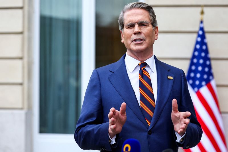 Бессент: программа США по страхованию судов в Ормузе скоро начнется