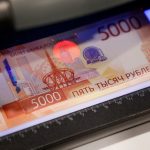 Курс доллара упал ниже 77 рублей впервые с февраля